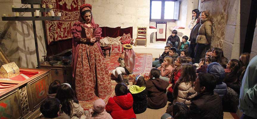 Imagen de una visita teatralizada al castillo de Cuéllar especial para escolares.