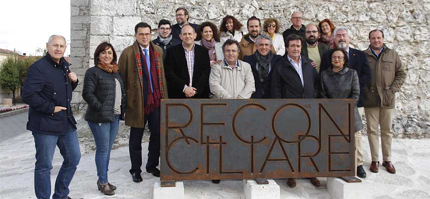 Integrantes de la Comisión de Cultura de Las Cortes junto al alcalde y la concejala de Turismo.