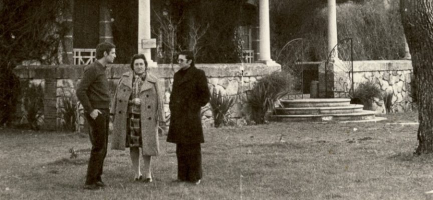 Alfonsa de la Torre, centro, junto a Alfonso Montero, izq, y otro visitantes en el jardín de La Charca, su casa