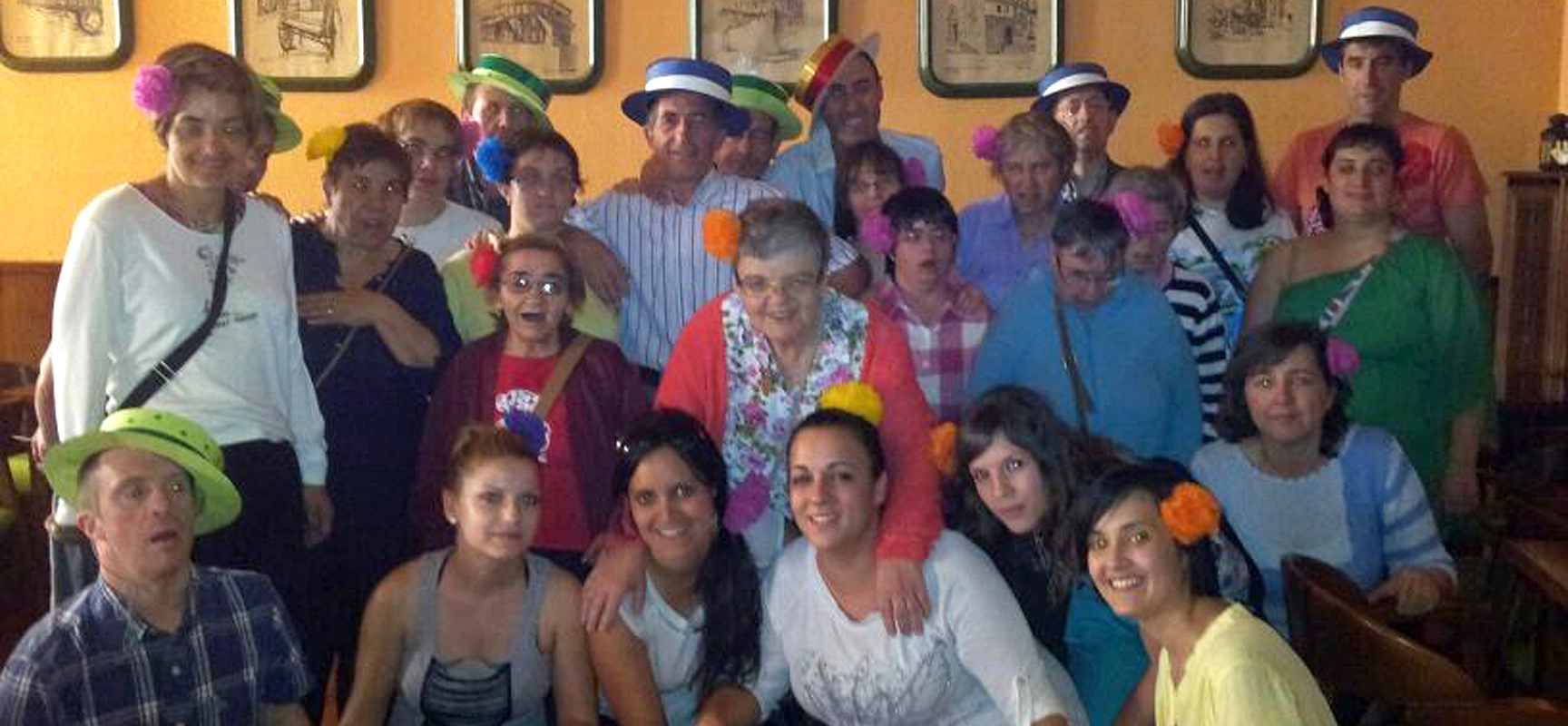 Usuarios, Voluntarios y monitores participantes en la fiesta flamenca.|