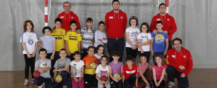 Jugadores y técnicos del Balonmano Nava promocionan ese deporte entre los escolares