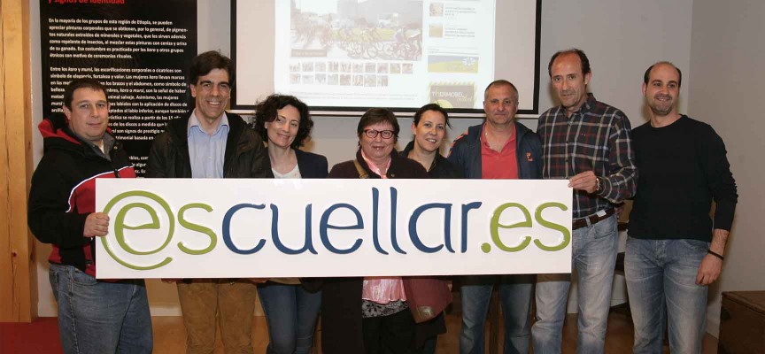 Parte de los colaboradores de esCuellar junto a Gabriel Gómez y Nuria Pascual, promotores del periódico, tras su presentación.