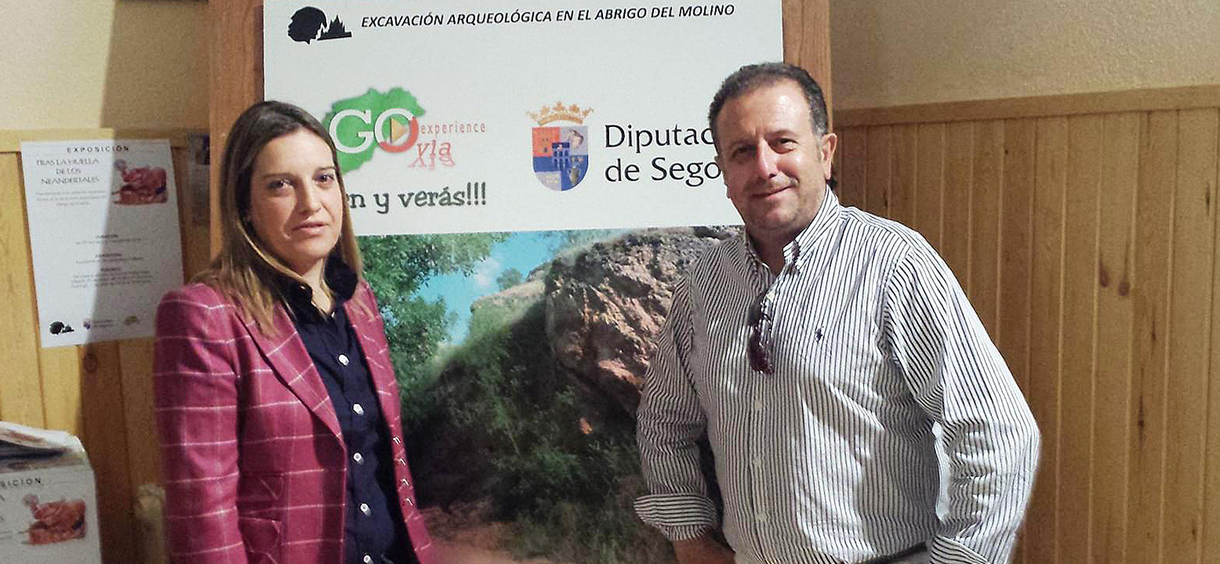 La alcaldesa de Carbonero el Mayor junto al Diputado de Desarrollo Económico