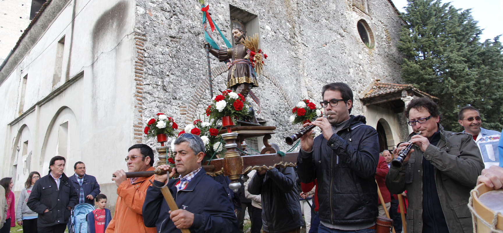 La procesión de San Isidro a su salida de la iglesia de La Cuesta, en Cuéllar, el año pasado 