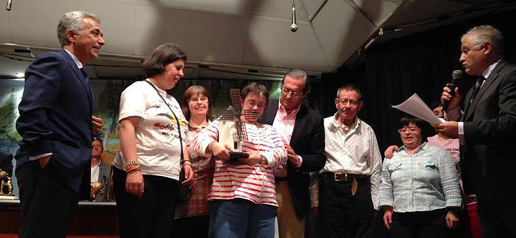 Los usuarios recibiendo el premio de manos del Diputado del Área de Turismo, José Carlos Monsalve.