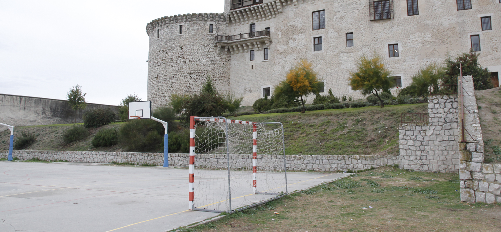Parte posterior del Castillo donde se encuentra la zona deportiva.