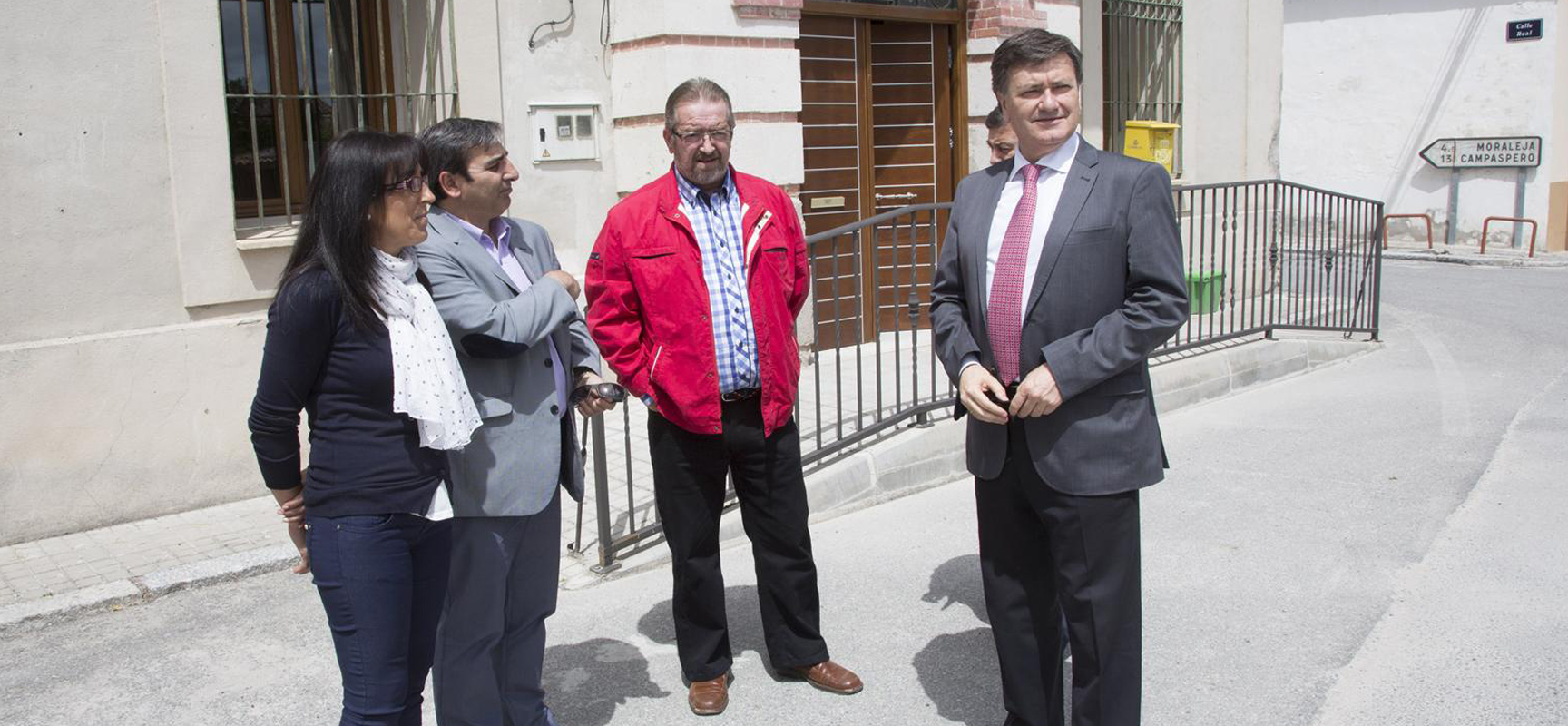 La alcaldesa de Frumales junto al Presidente de la Diputación y los diputados ante el Ayuntamiento.