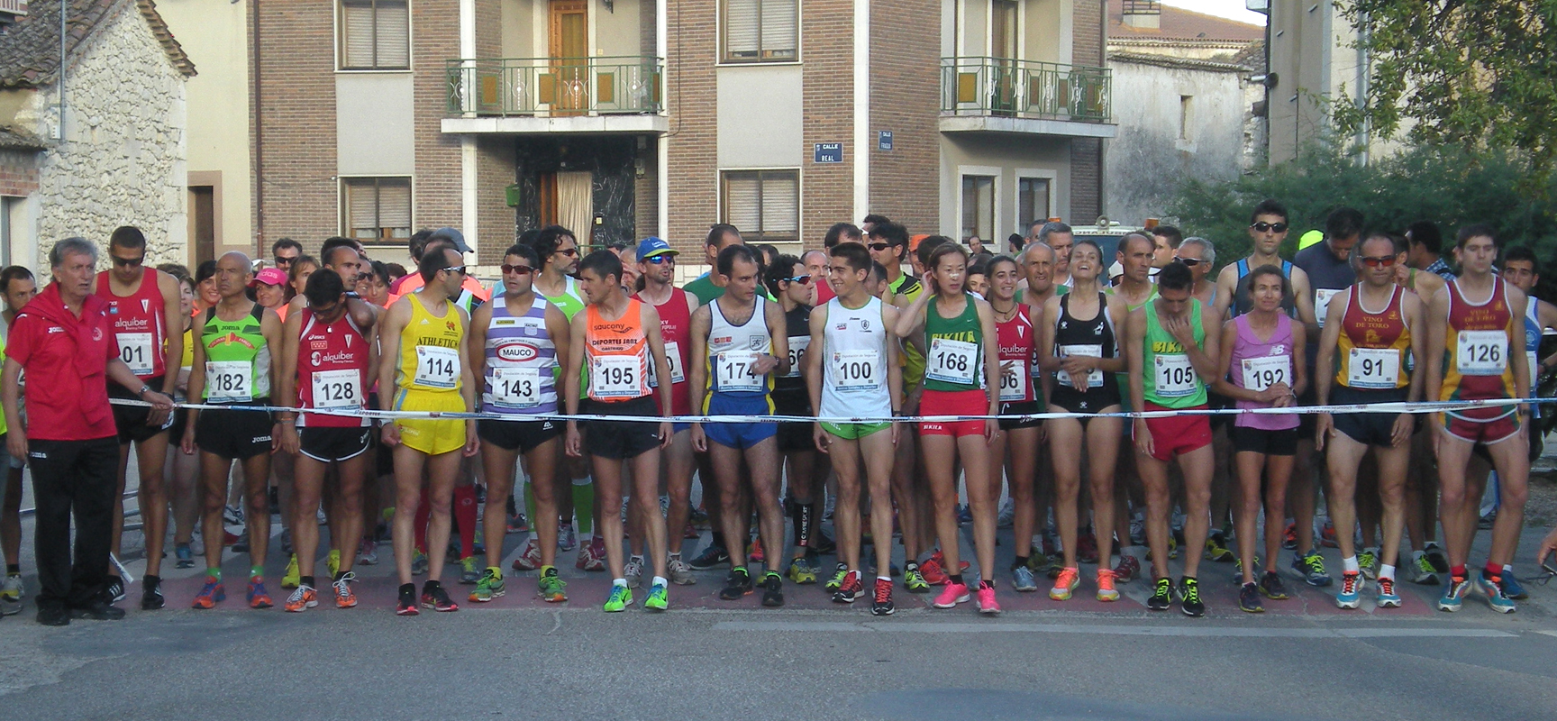 Unos ciento cuarenta corredores participaron en la prueba.