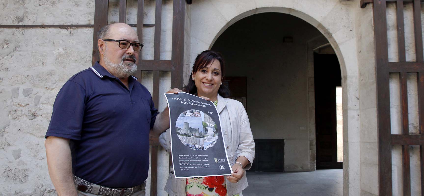 La concejala de Turismo y Juan Carlos Llorente muestran el cartel de la actividad. 