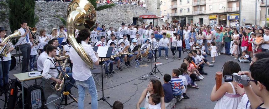 Los alumnos de la Escuela Municipal de Música deleitaron a los vecinos con el “Paseo musical”