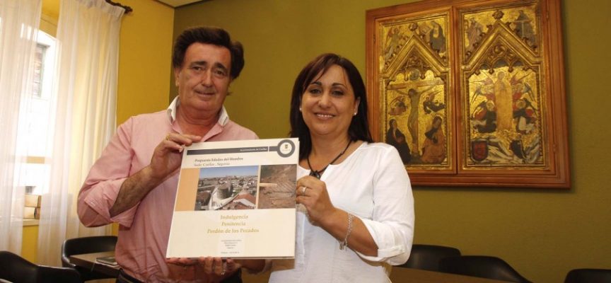 El alcalde de la villa y la concejala de Turismo muestran un ejemplar del proyecto presentado a Las Edades del Hombre.