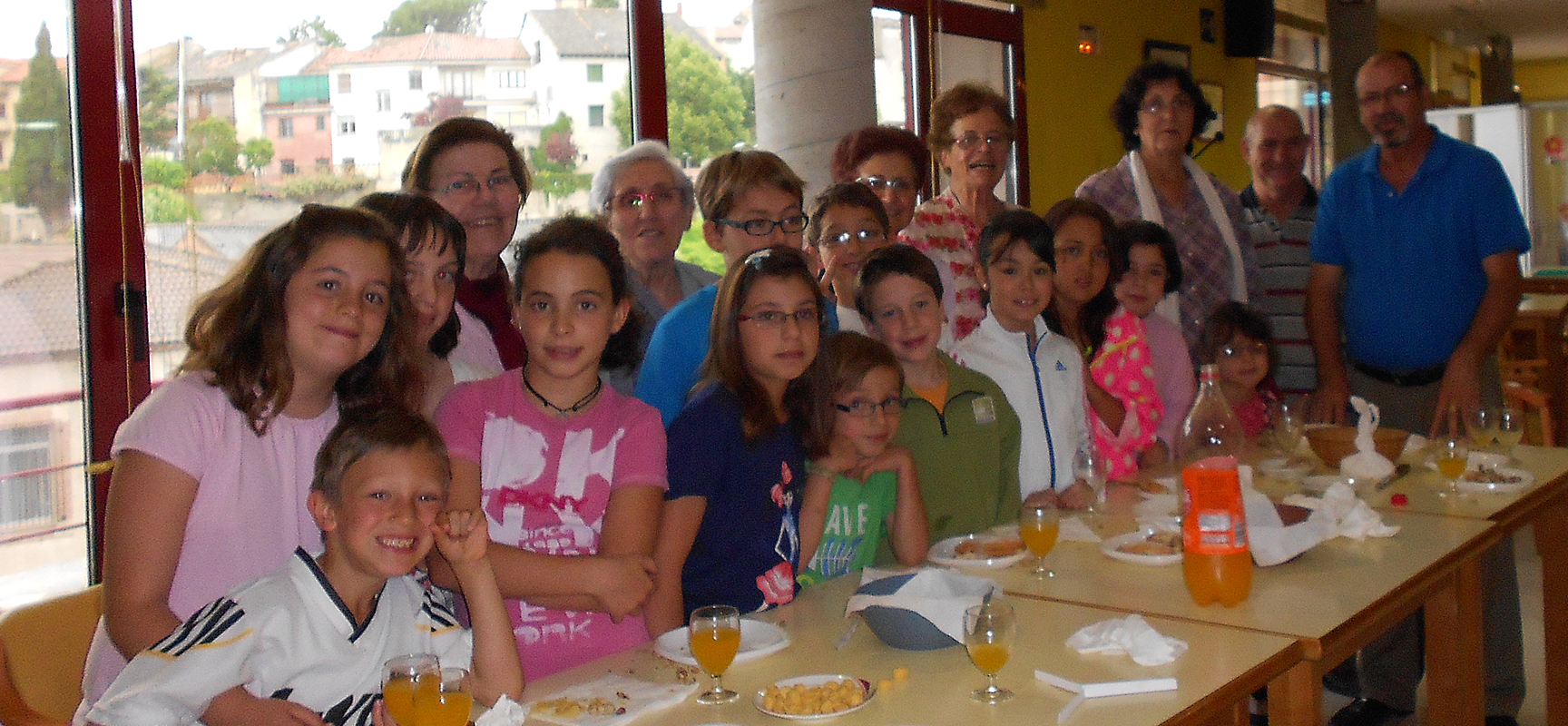 Niños y voluntarios participantes en el Taller Intergeneracional del Centro de Día.