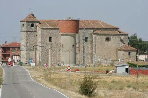 Acceso a Zarzuela del Pinar con la iglesia al fondo. 