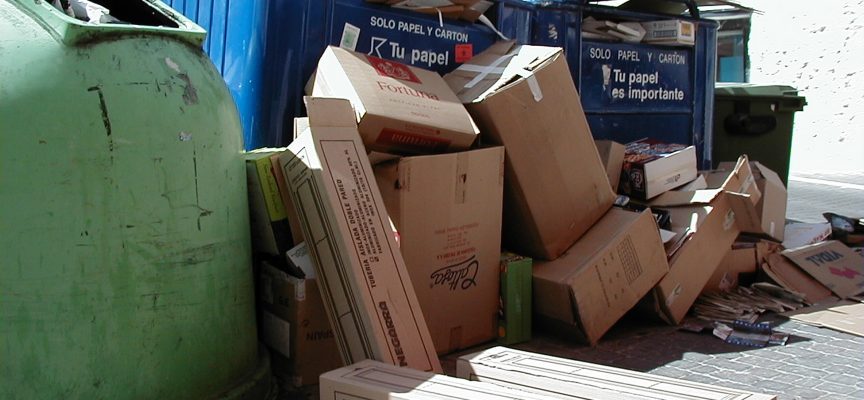Cartones depositados junto a los contenedores en una calle del casco antiguo de la villa.