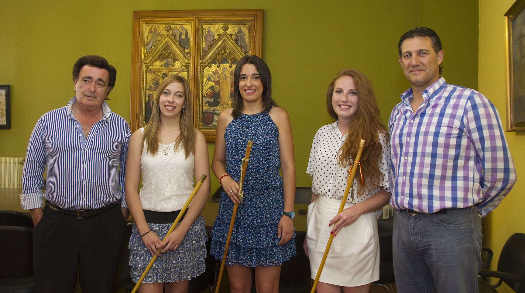 La Corregidora, con sus damas a los lados, junto al edil de Tráfico y el alcalde.