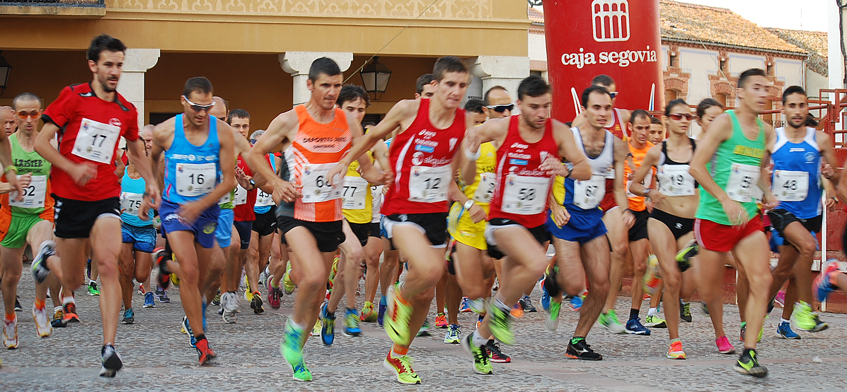 Los corredores al inicio de la prueba de Fuentepelayo.