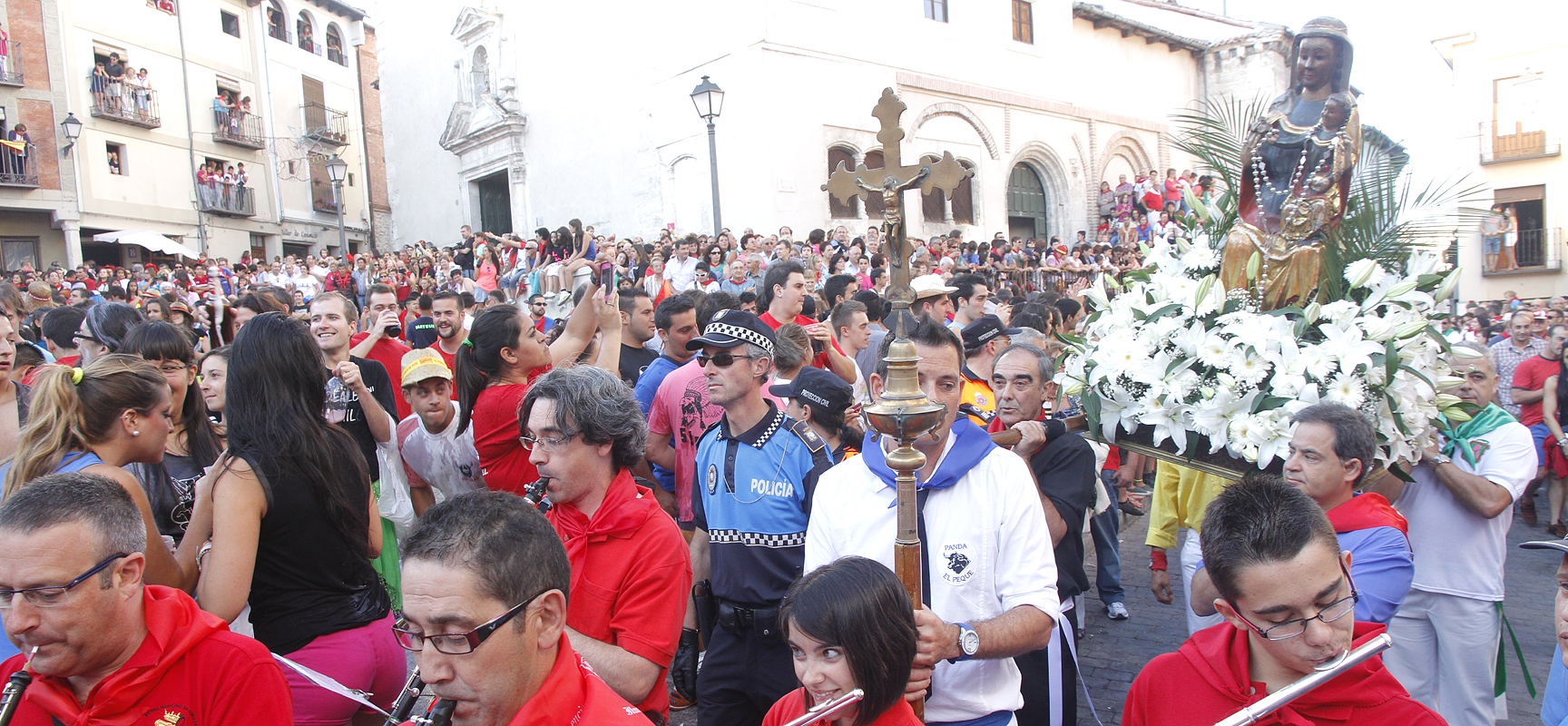 Llegada de la procesión a la Plaza Mayor antes del pregón de 2013. 