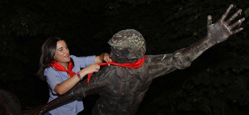La Corregidora coloca el pañuelo en el monumento a los Encierros