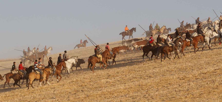 Caballistas conducen el ganado durante el encierro del lunes de 2013