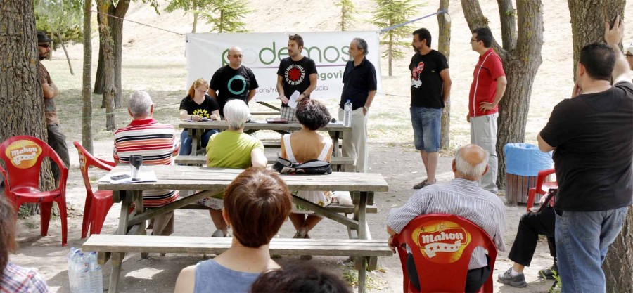 Miembros del Círculo de Segovia explican el funcionamiento de los Círculos Podemos |Foto: Gabriel Gómez