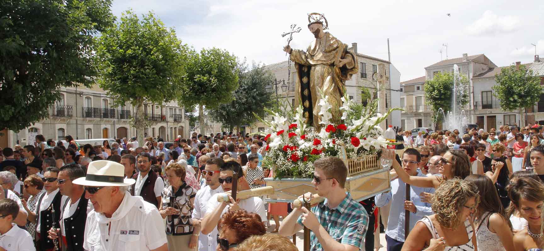 La imagen de Santo Domingo, portada a hombros a la salida de la misa