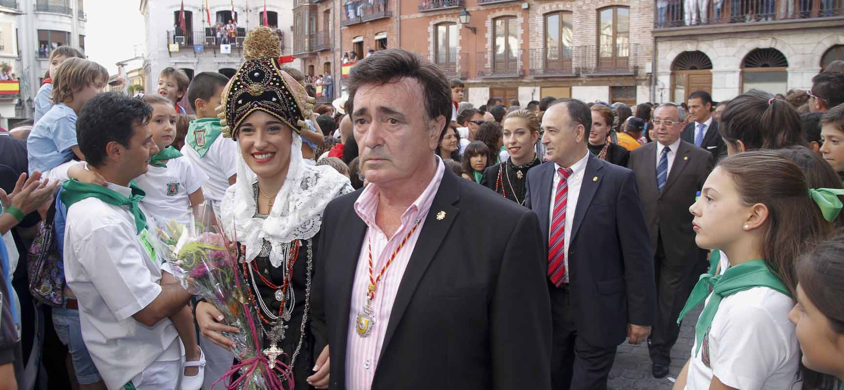 El alcalde, acompañado de la corporación y de la corregidora y damas, en la Plaza Mayor antes del pregón.