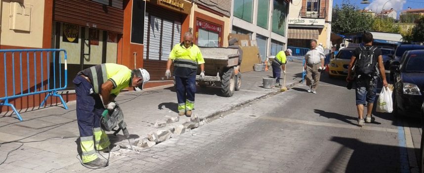 El Ayuntamiento inicia la renovación del encintado de la calle Parras