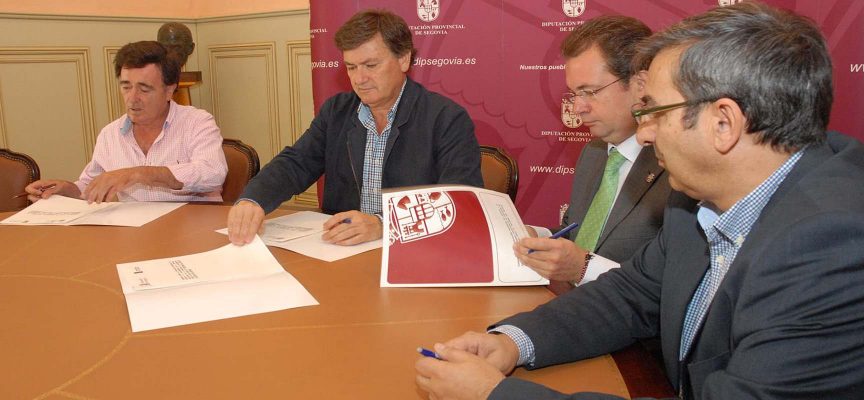 Los alcaldes de Cuéllar y El Espinar en la firma del convenio.