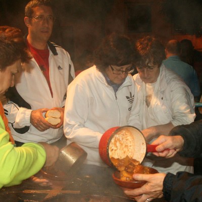 La lluvia no impidió que el barrio de el Salvador festejara su “Martes de las patatas”