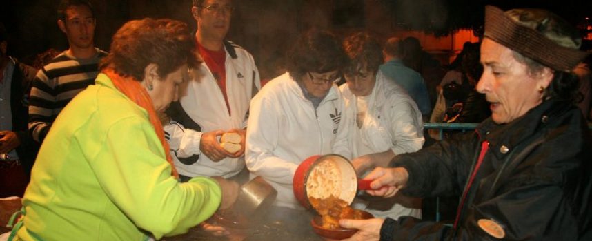 La lluvia no impidió que el barrio de el Salvador festejara su “Martes de las patatas”