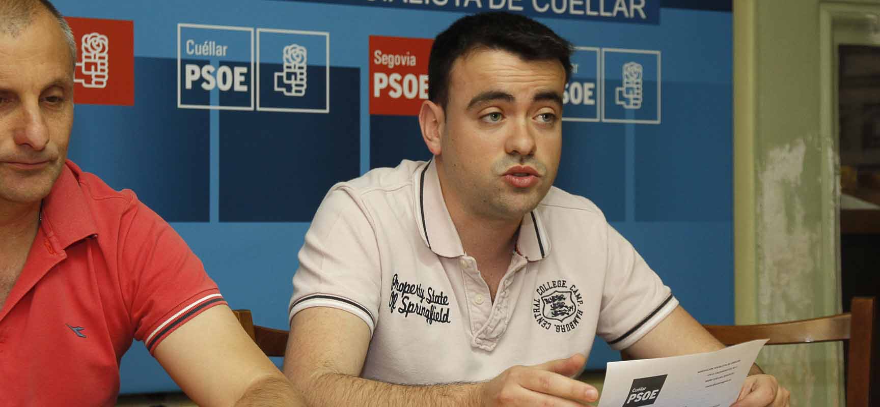 Carlos Fraile, coordinador de la ejecutiva local del PSOE de Cuéllar, durante una rueda de prensa en la sede del partido.