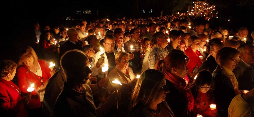 Miles de velas iluminarán el entorno del Santuario en el Rosario de Antorchas. 