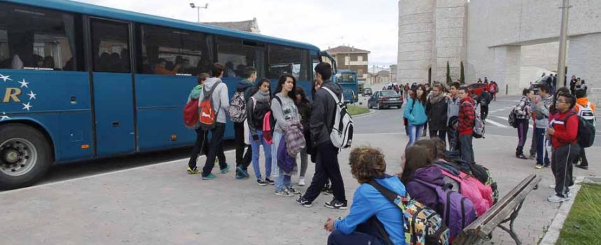 La Junta une transporte regular de viajeros y escolar en algunas líneas de la comarca para optimizar recursos