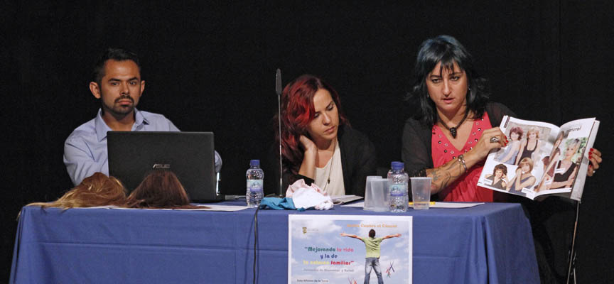 Enrique García, Virginia Hernando y Sonia Velasco (derecha) durante su intervención en las Jornadas de Prevención y Salud Frente al Cáncer.