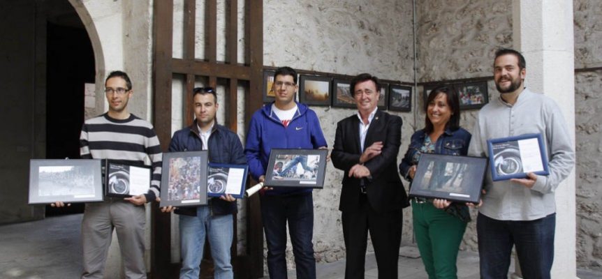 Los premiados junto al alcalde de la villa y la concejala de Turismo.