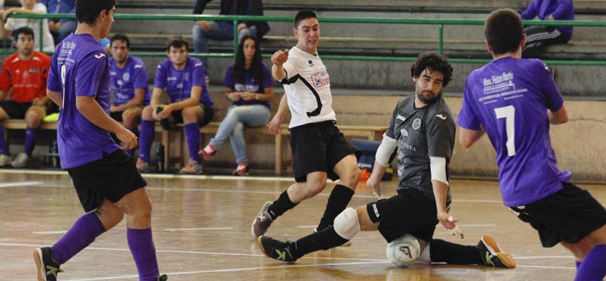 El portero del Nieva Futsal detiene el disparo de un jugador del Racing Cuéllar