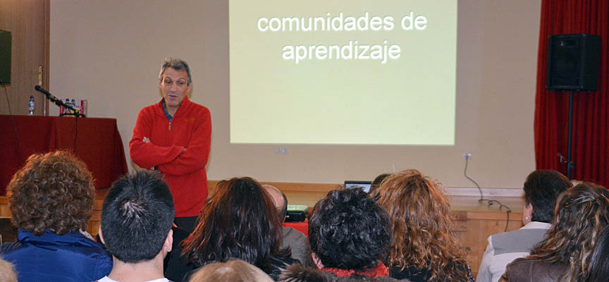 El profesor Torrego durante su intervención. 