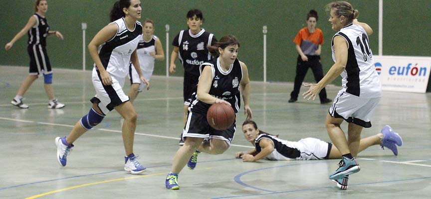 Marta Martín, del Baloncesto Cuéllar, inicia un contraataque tras robar un balón.