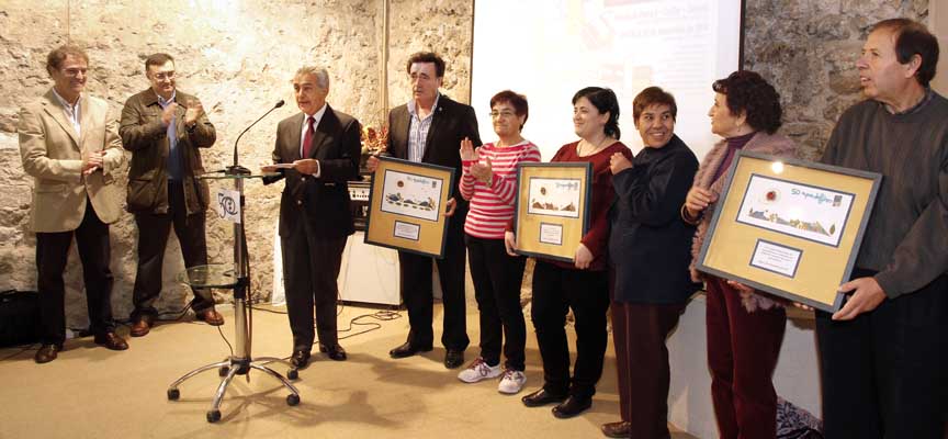 El Ayuntamiento de Cuéllar en la persona del alcalde Jesús García, la voluntaria María y la colaboradora Encarna recibieron un obsequio de Apadefim.