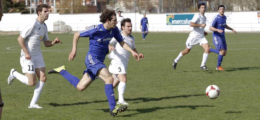 Imagen del partido entre el Cuéllar Balompié y el Lermeño jugado en 2013.