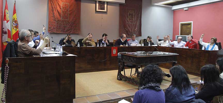 El pleno del Ayuntamiento de Cuéllar votando por unanimidad.