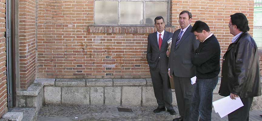 El Director Provincial de Educación visitó en febrero de 2005 el lugar elegido para la construcción del gimnasio, acompañado por José Mª Yagüe, Eduardo Marcos y Jesús García.