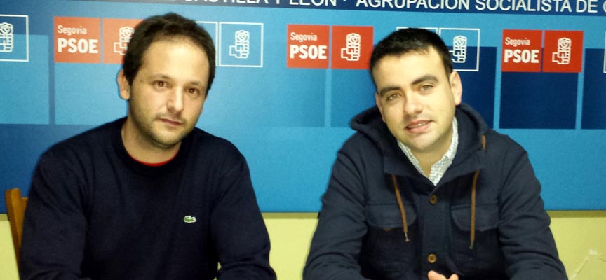 Alberto Serna (izq) y Carlos Fraile, en la sede del PSOE de Cuéllar.