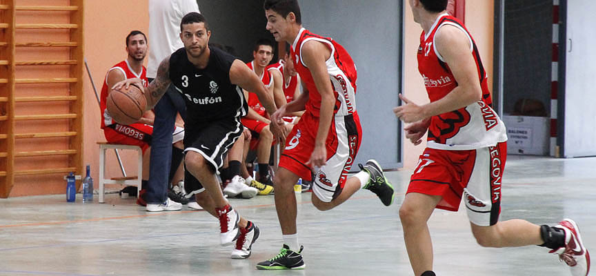 El jugador del Eufón Baloncesto Cuéllar "A" Richard Jiménez conduce el balón en un partido ante el CD Base.
