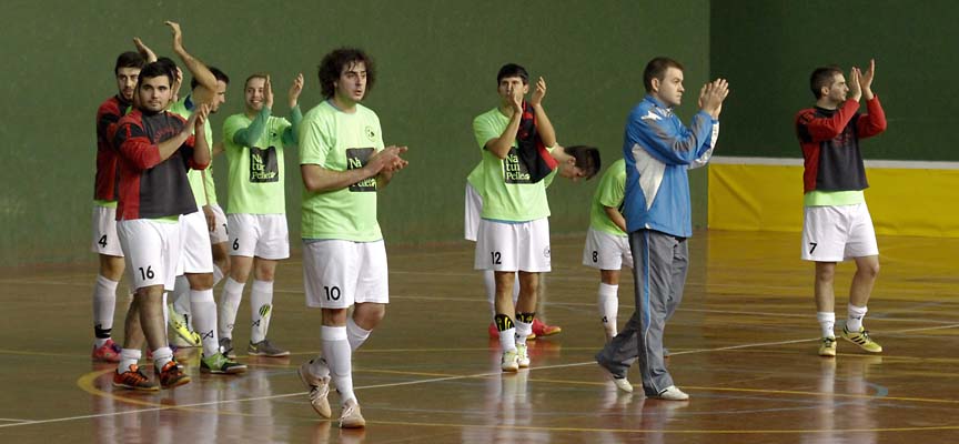 El FS Zarzuela del Pinar agradece el apoyo de su afición tras un partido.