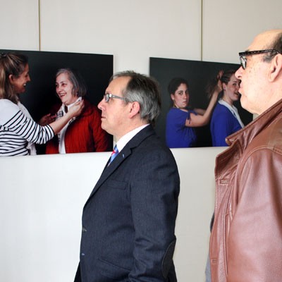 El delegado territorial inaugura en Nava de la Asunción la muestra de fotografía “Retratos de fragilidad”