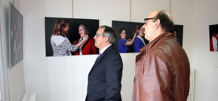 El Delegado Territorial junto al alcalde de Nava de la Asunción visitando la exposición.