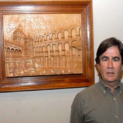 El cuellarano Prudencio García expone una talla en madera del Acueducto en el “proyecto Una”