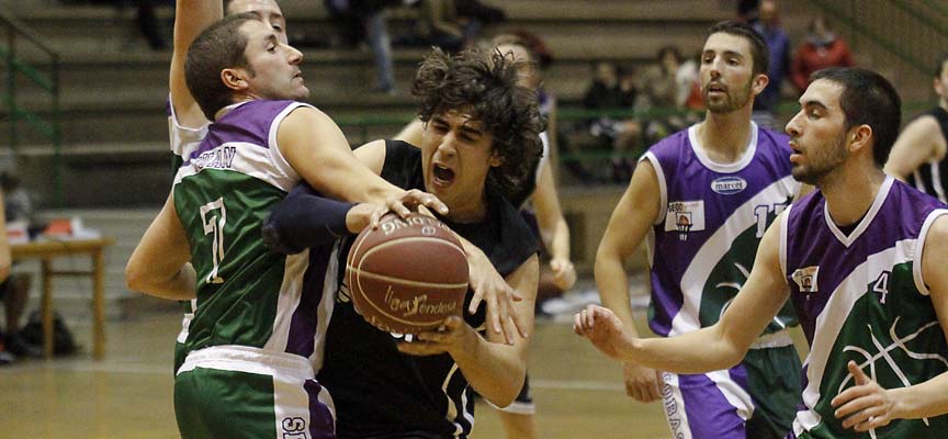El jugador del Baloncesto Cuéllar "B", Ángel Sanz durante un partido frente al Segobasket.