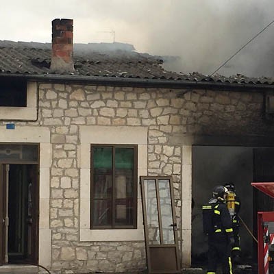 Dos personas heridas en un incendio en una vivienda en Campaspero
